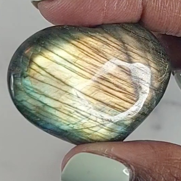 Labradorite Heart Carving | Protection • Intuition • Inner Magic - Picture 8 of 9